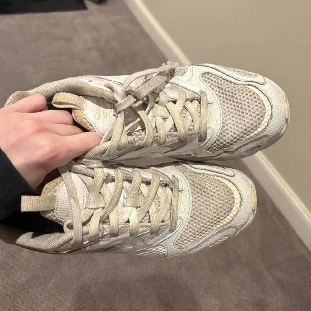 White Nike zoom air fire sneakers